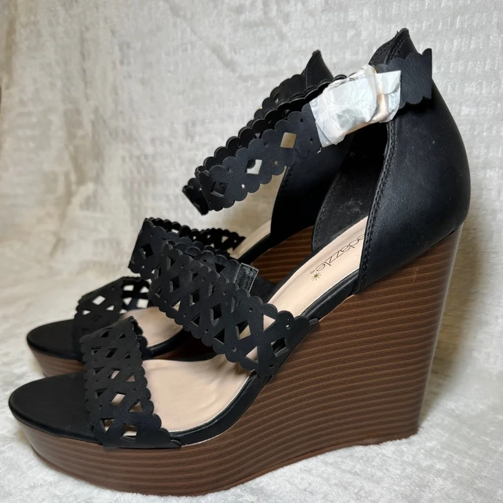NWOT Shoe Dazzle Jaylah Strappy Black Tan Wedges Size 9.5‎